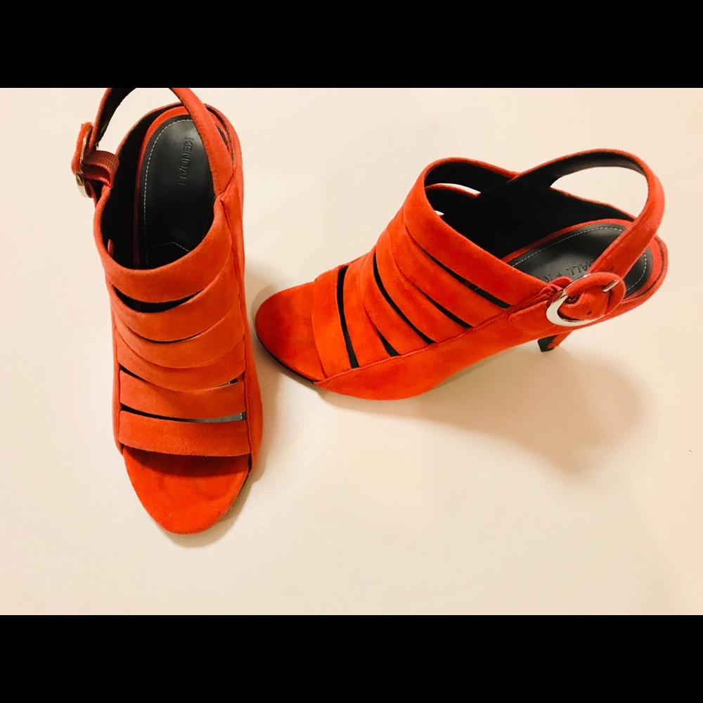 Kendall and Kylie 👠